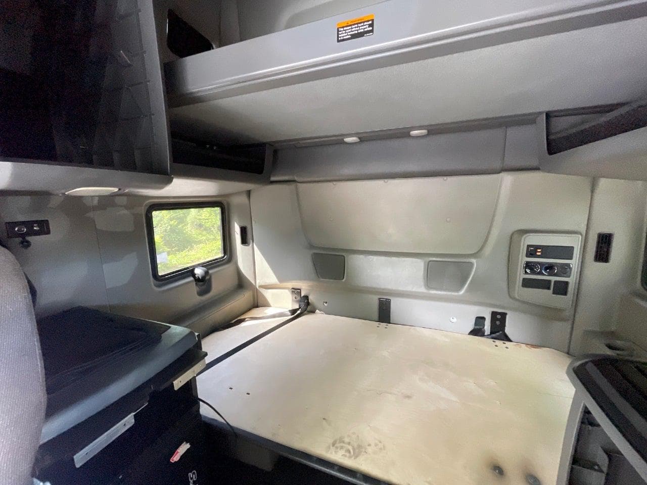 2019 International LT625 image 22