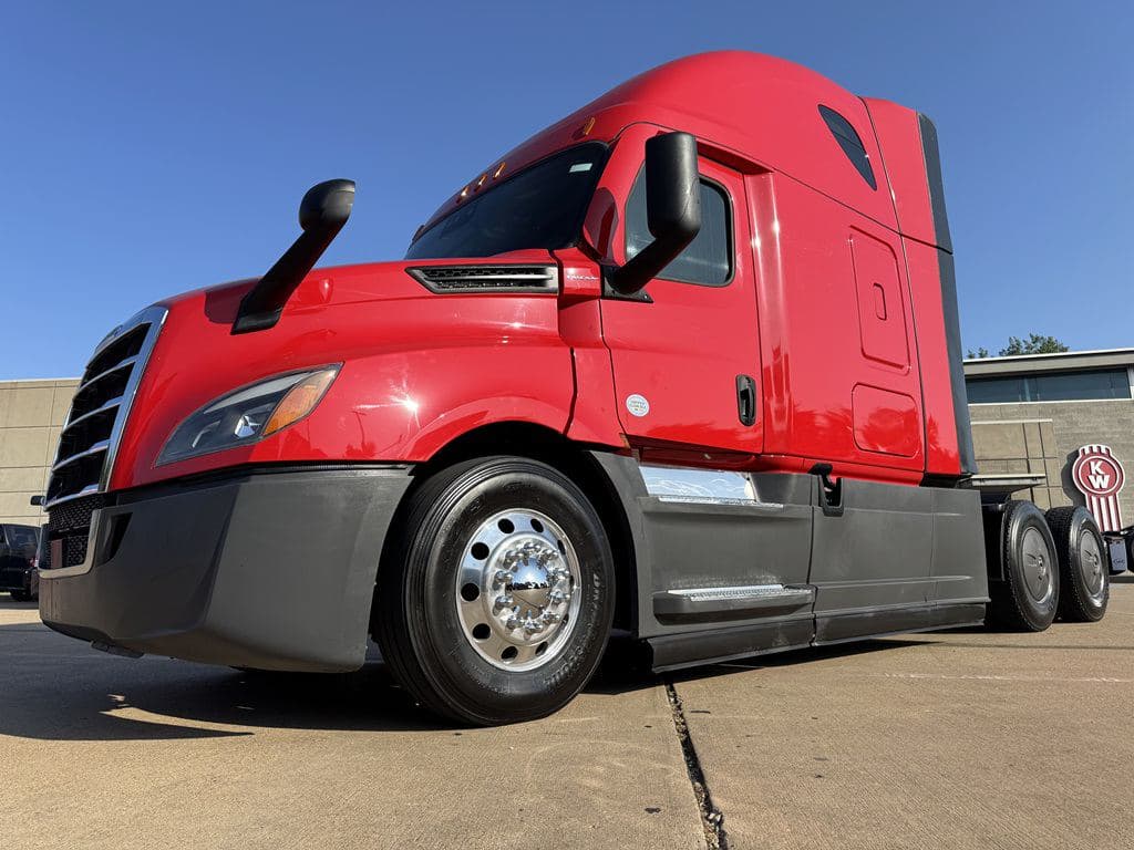 Used 2023 FREIGHTLINER PT126064ST image 8