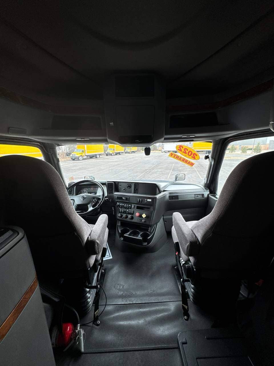 2022 International LT625 image 16