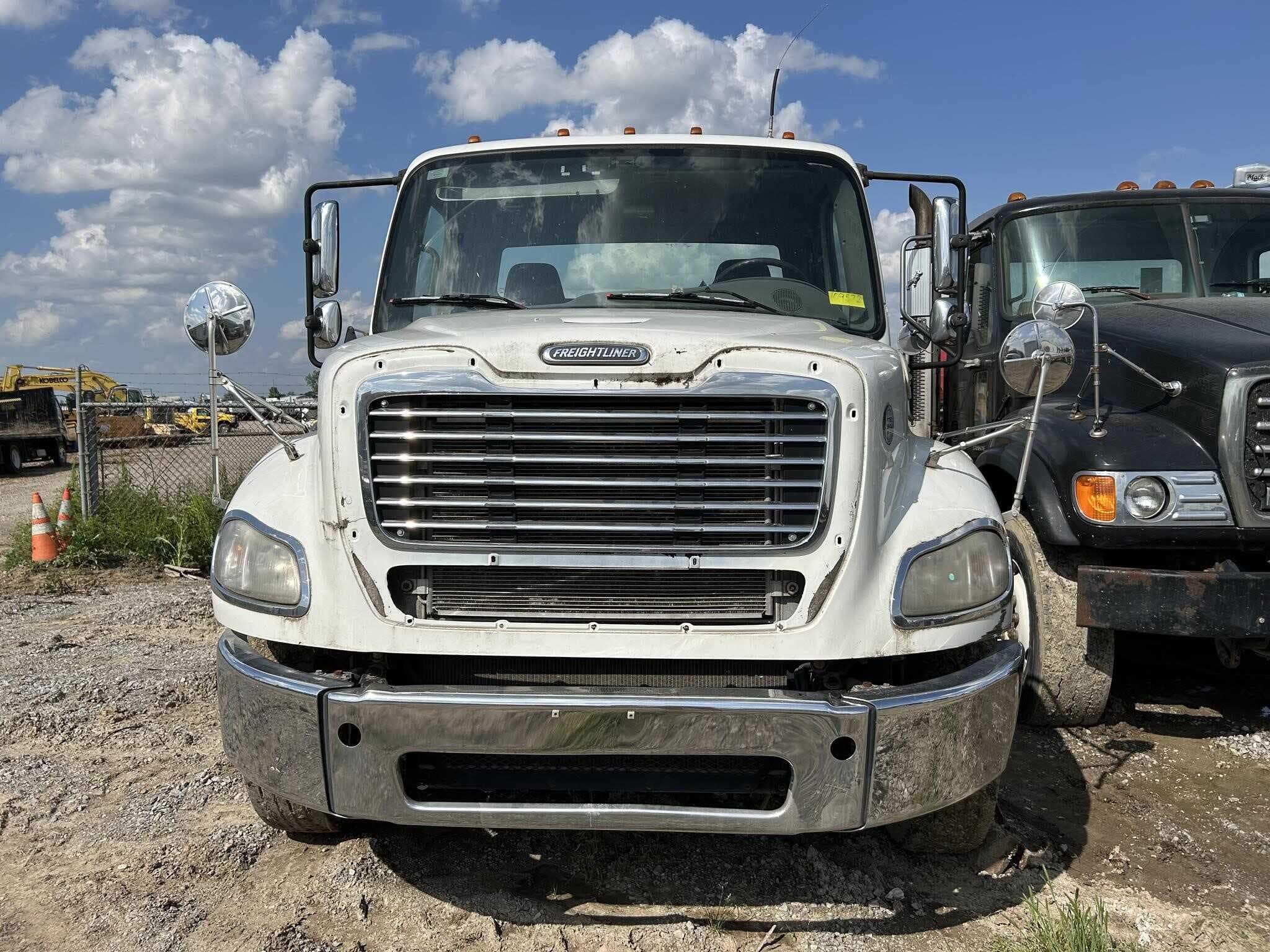 2010 Freightliner M2 112 image 3