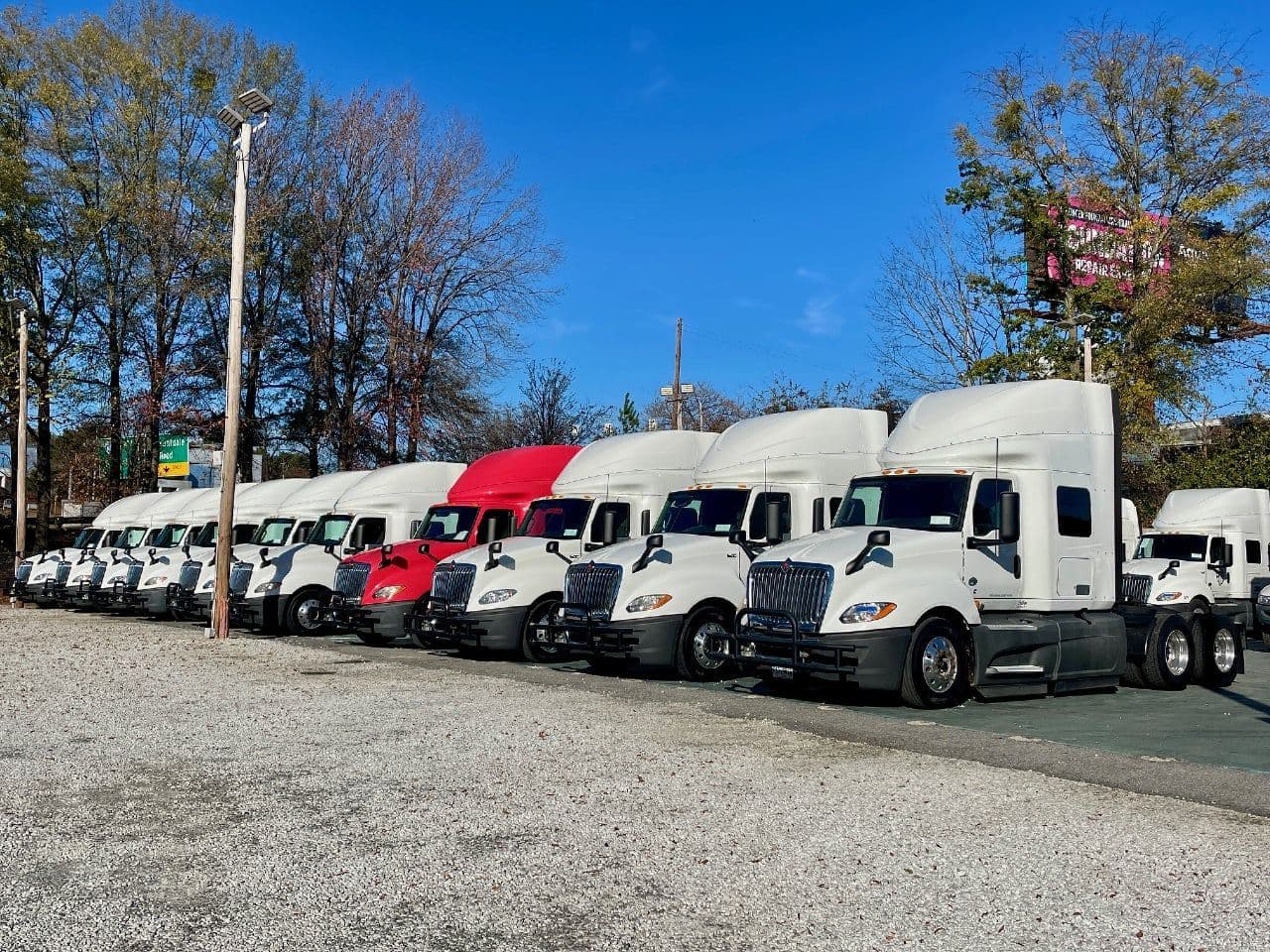 2018 International LT625 image 1