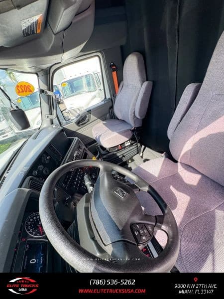 2022 International LT625 image 13