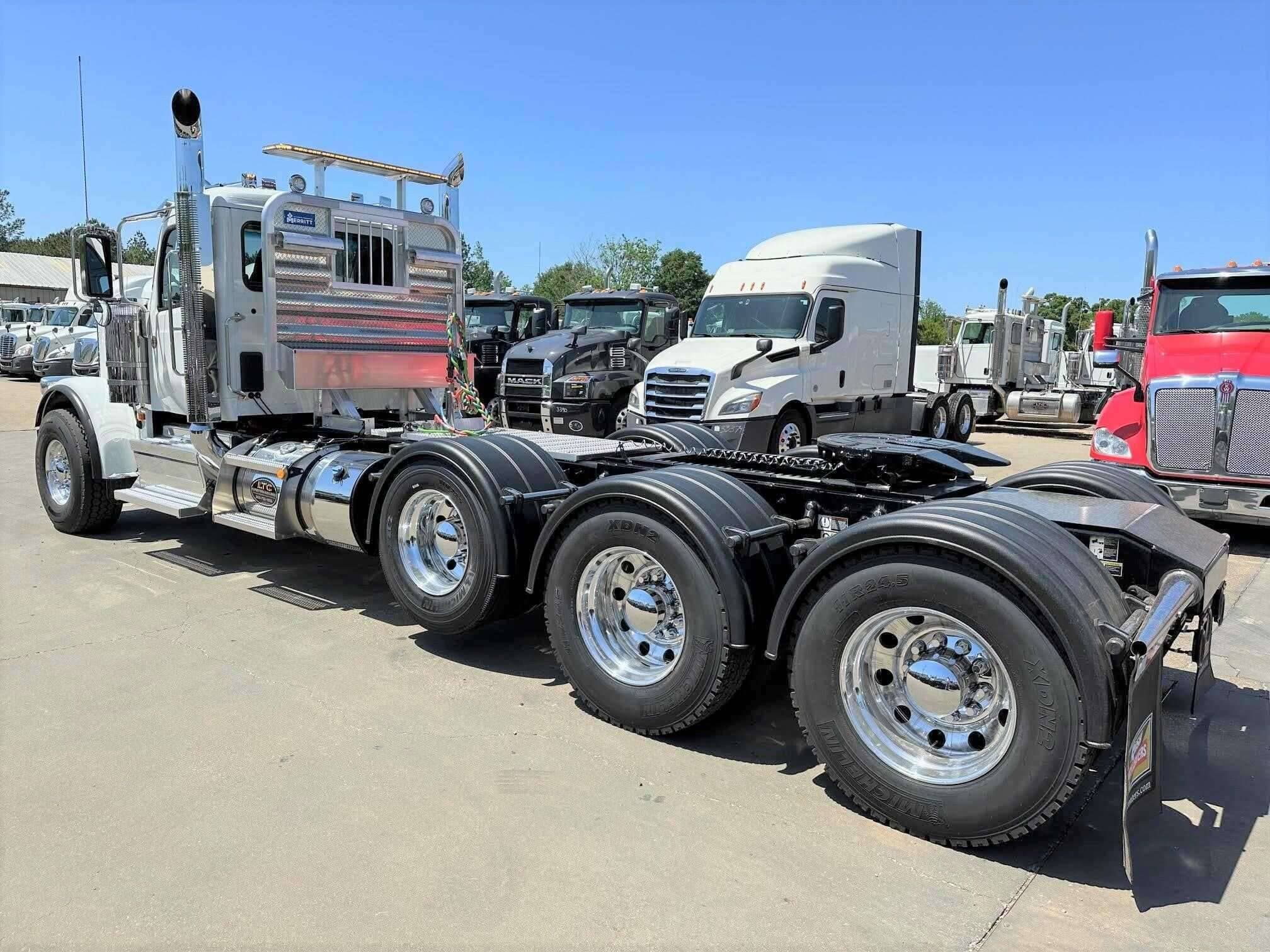 2025 Peterbilt 589 image 2