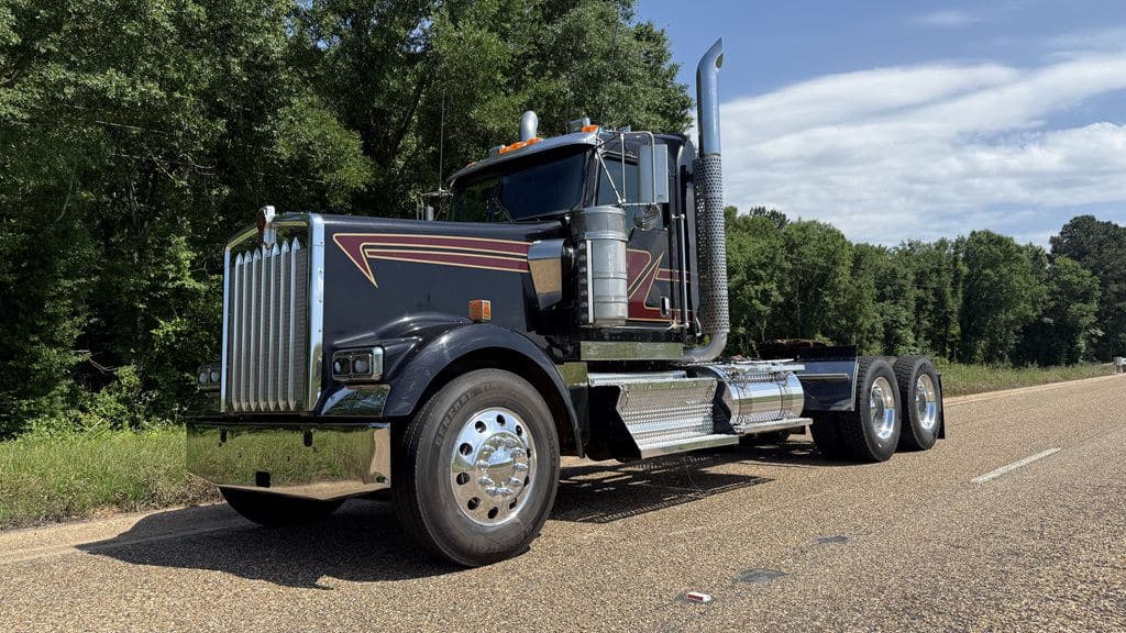 Used 2021 KENWORTH W900L image 2
