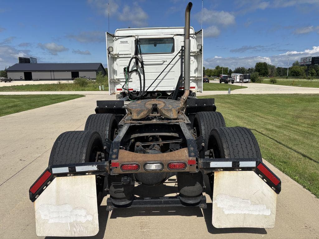 2019 Volvo VNR image 3