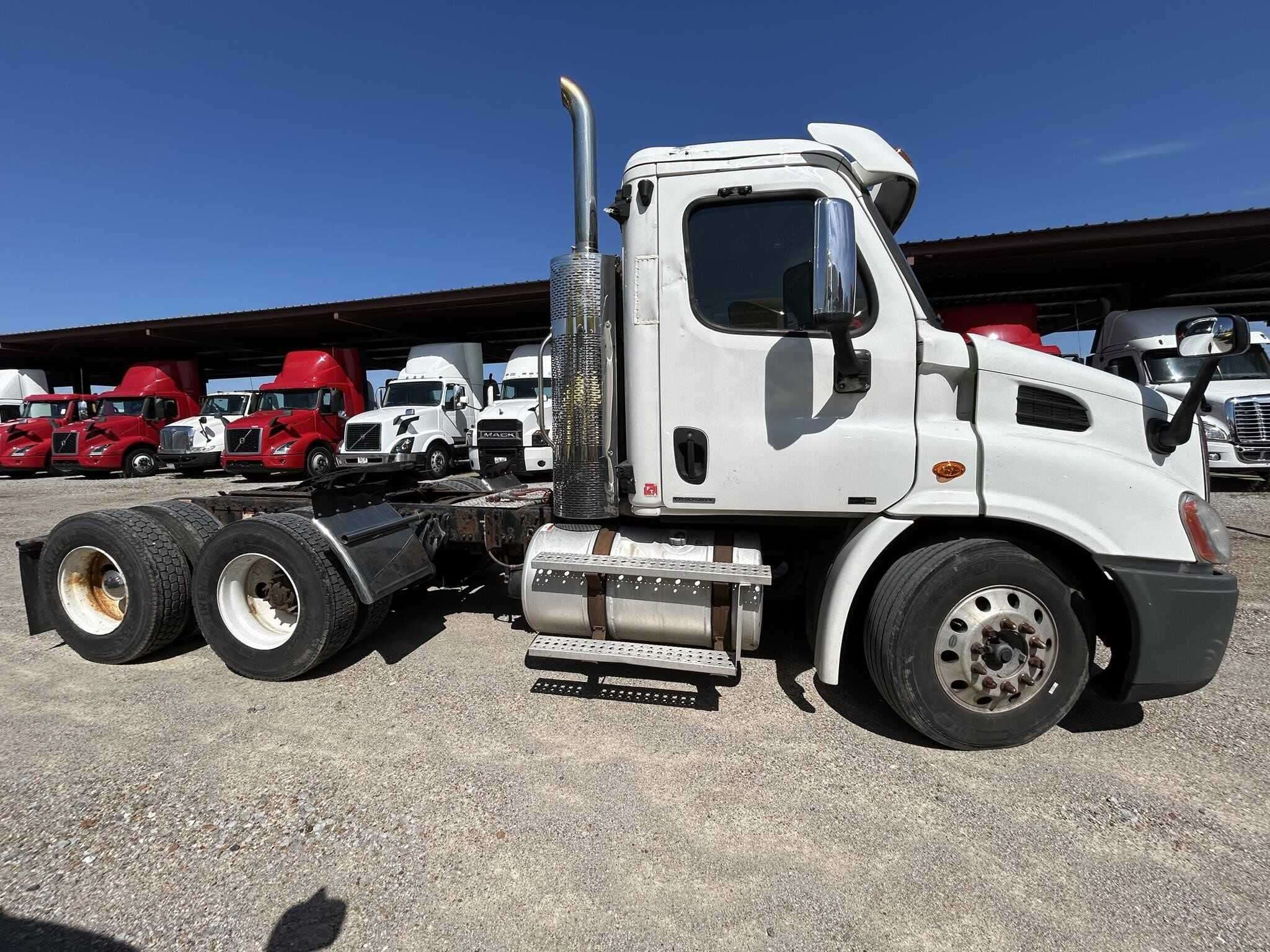 2011 Freightliner Cascadia image 3