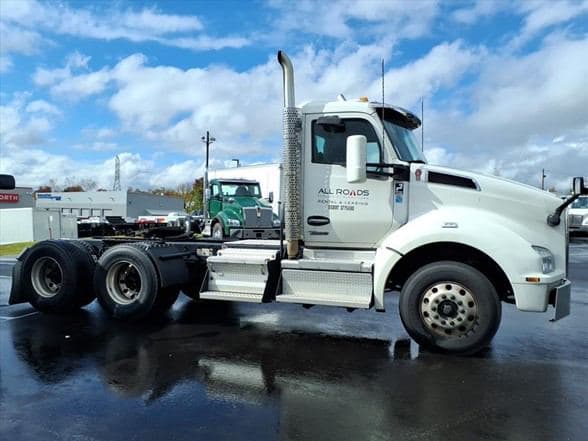 2023 Kenworth T880 image 2