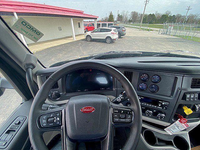 2027 Peterbilt 579 image 12