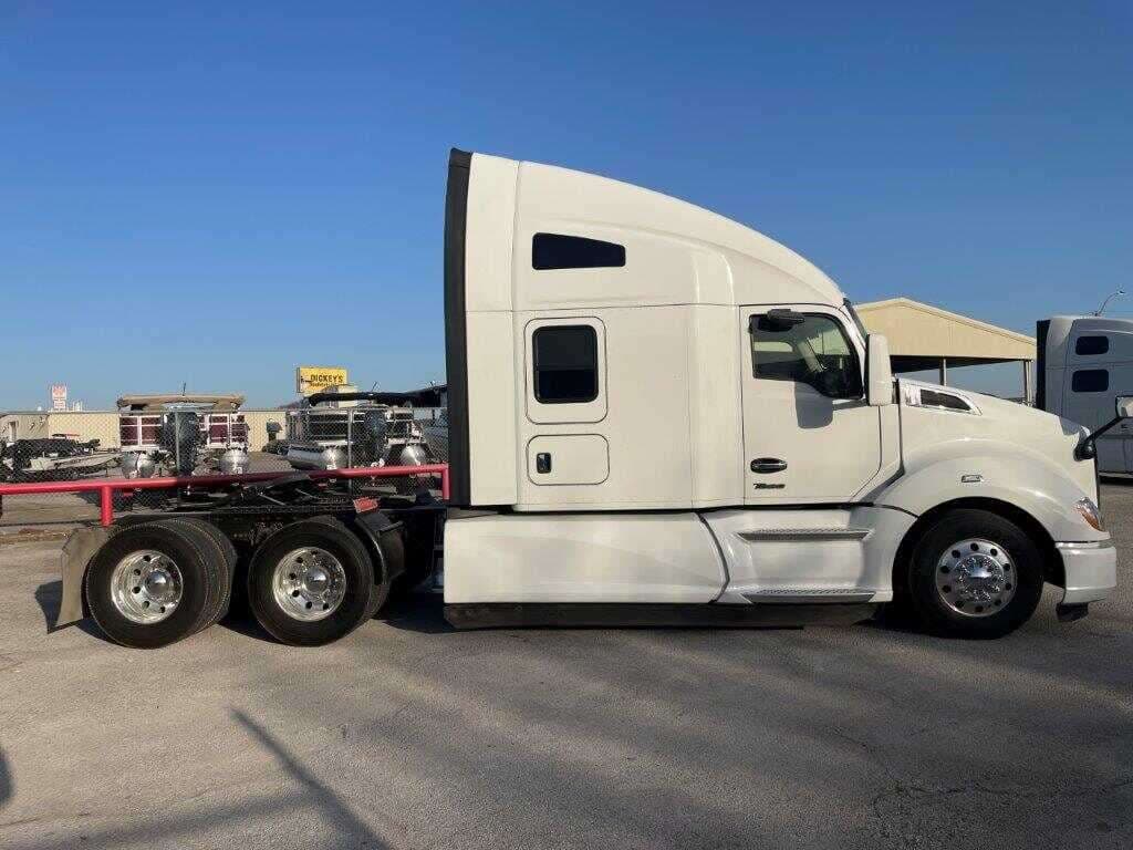 2022 Kenworth T680 image 6