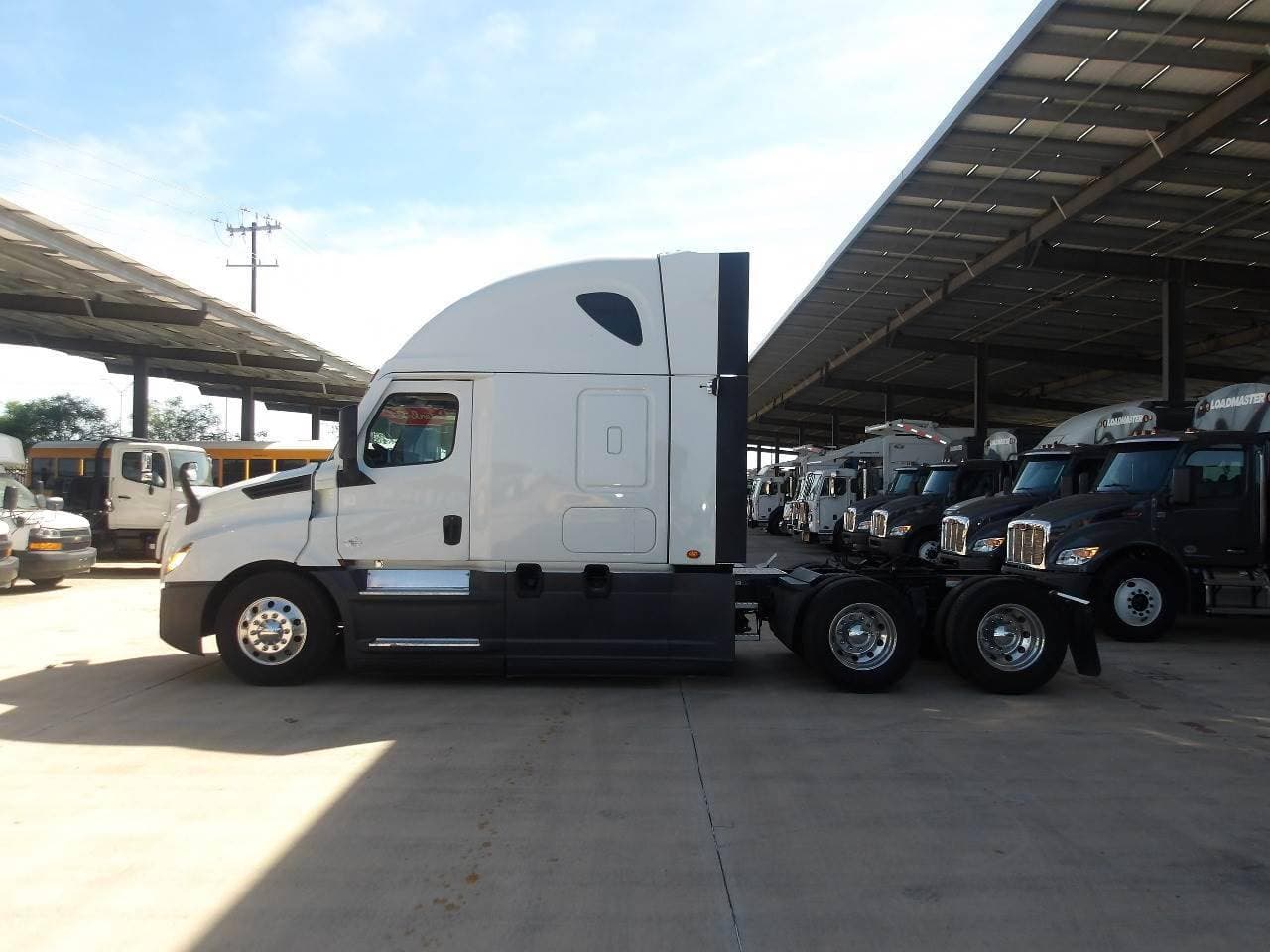 2022 Freightliner Cascadia 126 Sleeper Semi Truck - 72" Double Bunk, Detroit 400HP, Automatic image 6