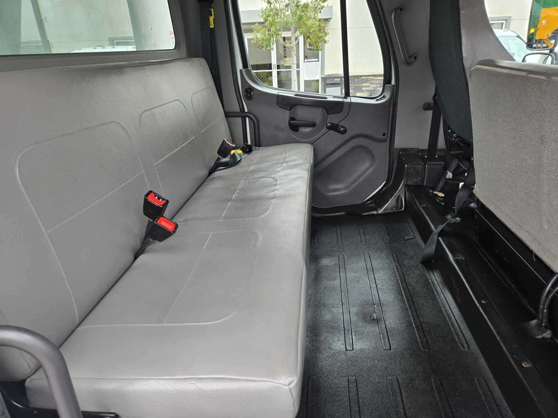 2023 Freightliner M2 106 image 5