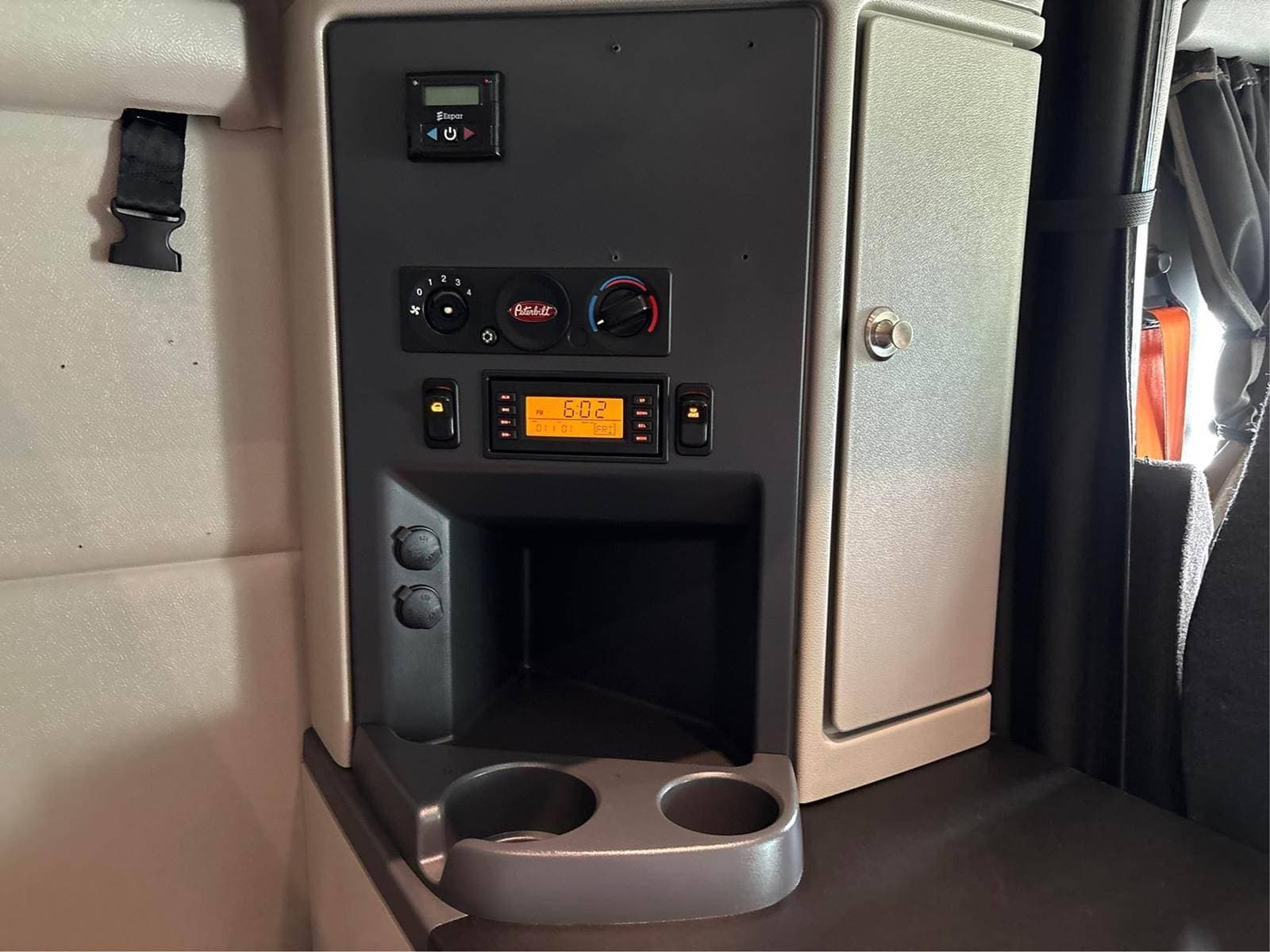 2021 Peterbilt 579 image 15