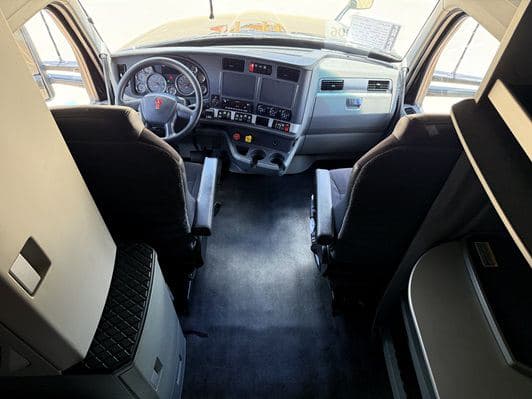 2022 Kenworth T680 image 23