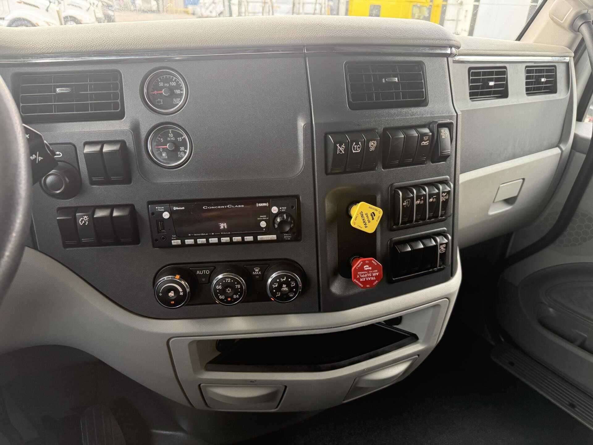 2021 Peterbilt 579 image 4