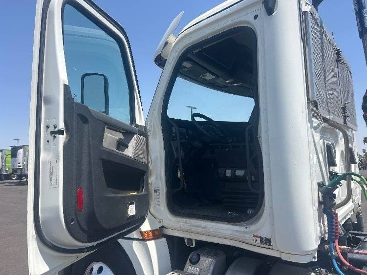 2019 Freightliner Cascadia 126 Day Cab Truck - 455HP, 12 Speed Automatic image 9