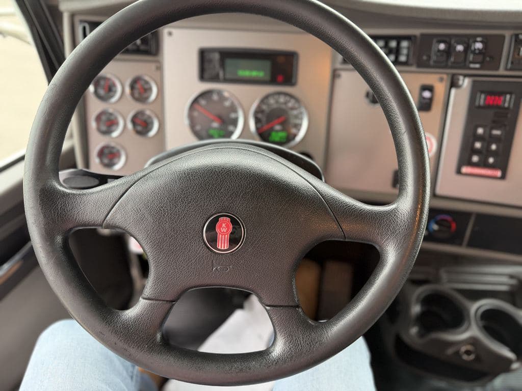 Used 2022 KENWORTH T270 image 25