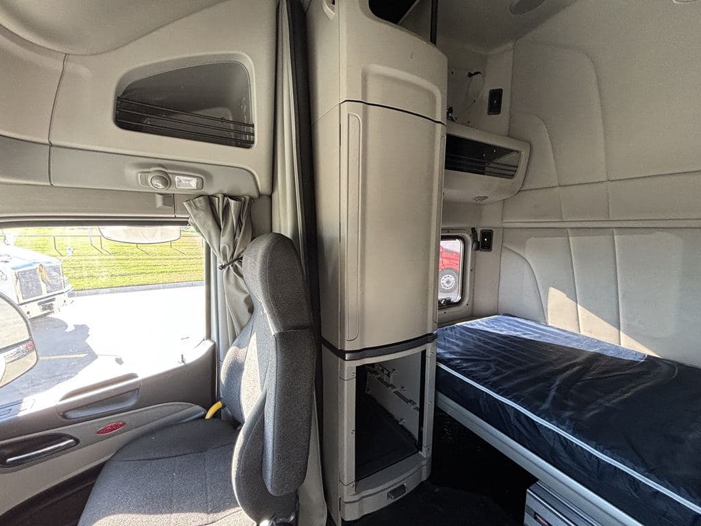 Used 2024 PETERBILT 579 image 8