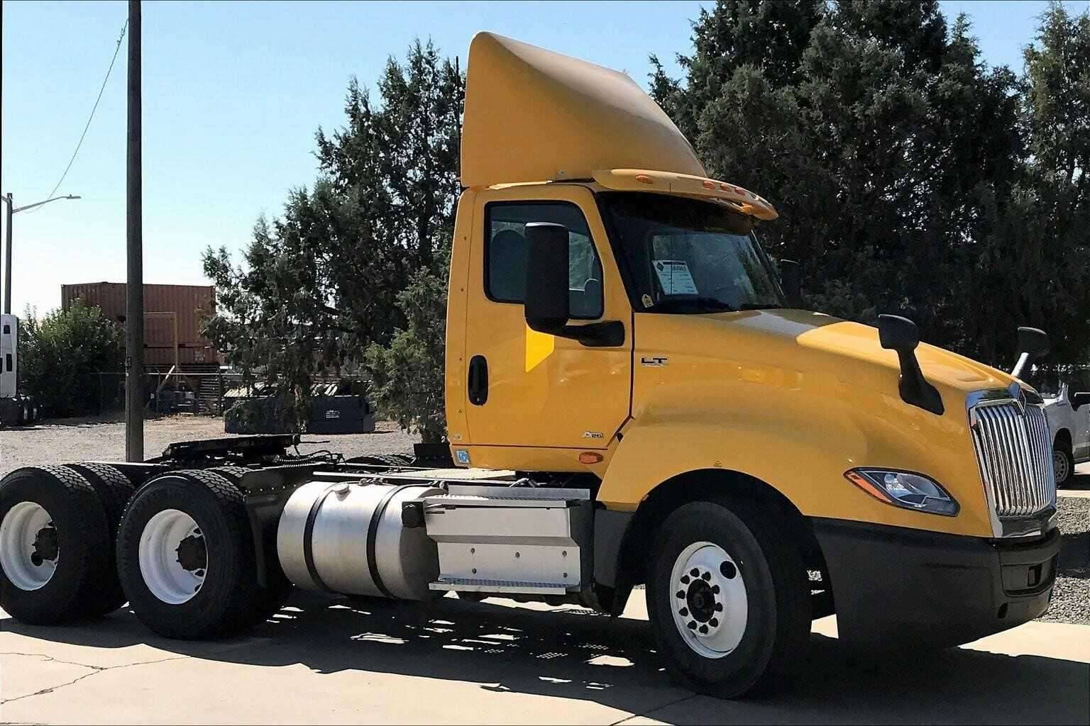 2019 International LT625 image 1