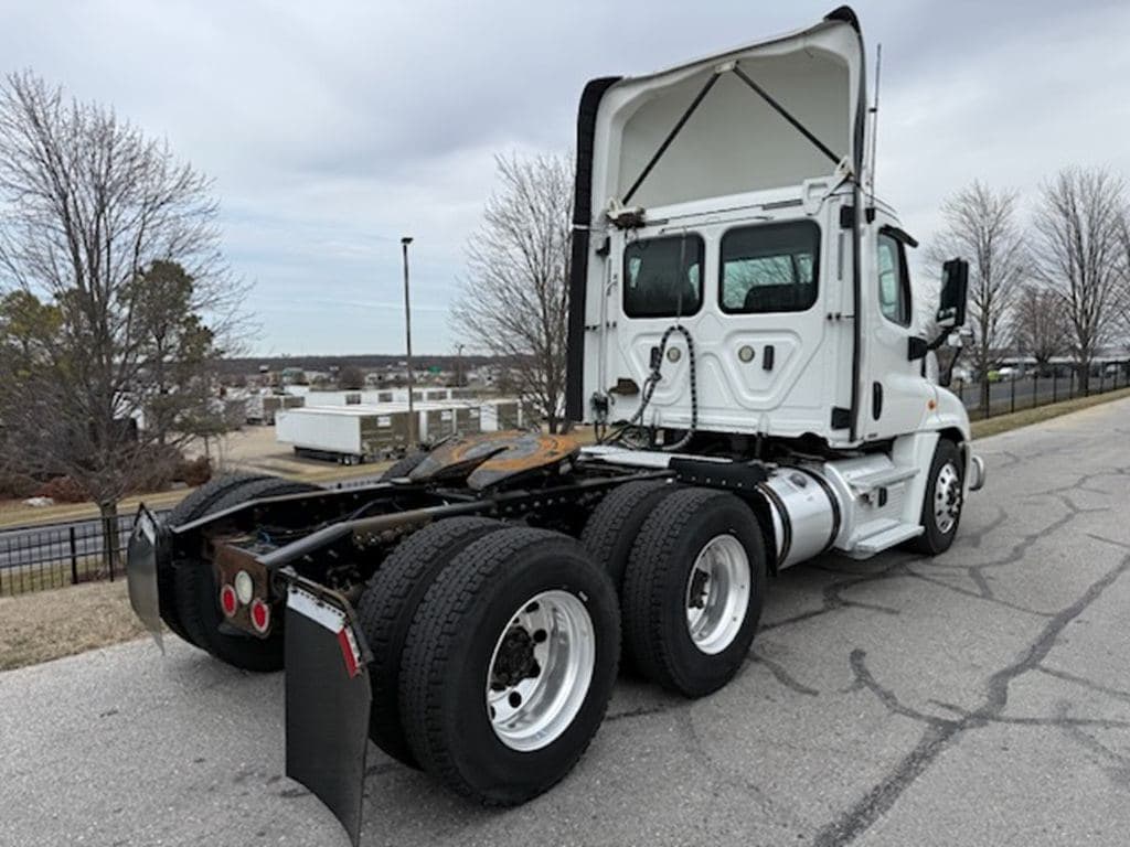 Used 2019 FREIGHTLINER CA12564DC image 23