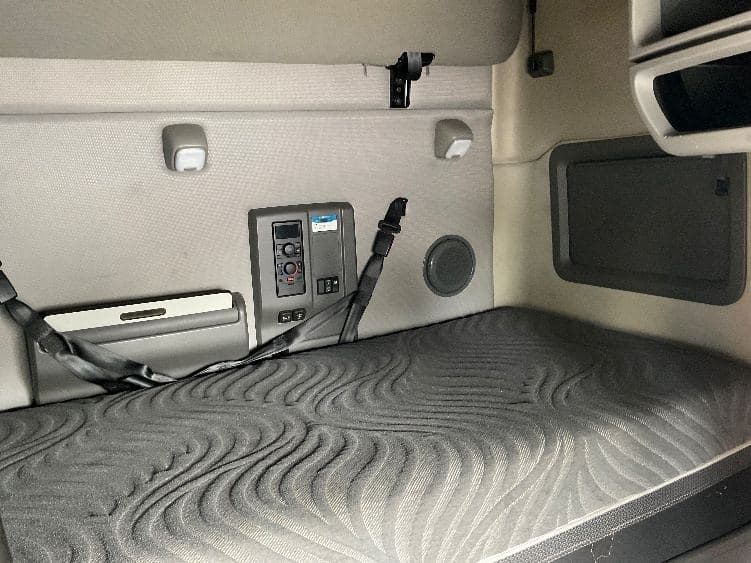 2022 Volvo VNL image 7