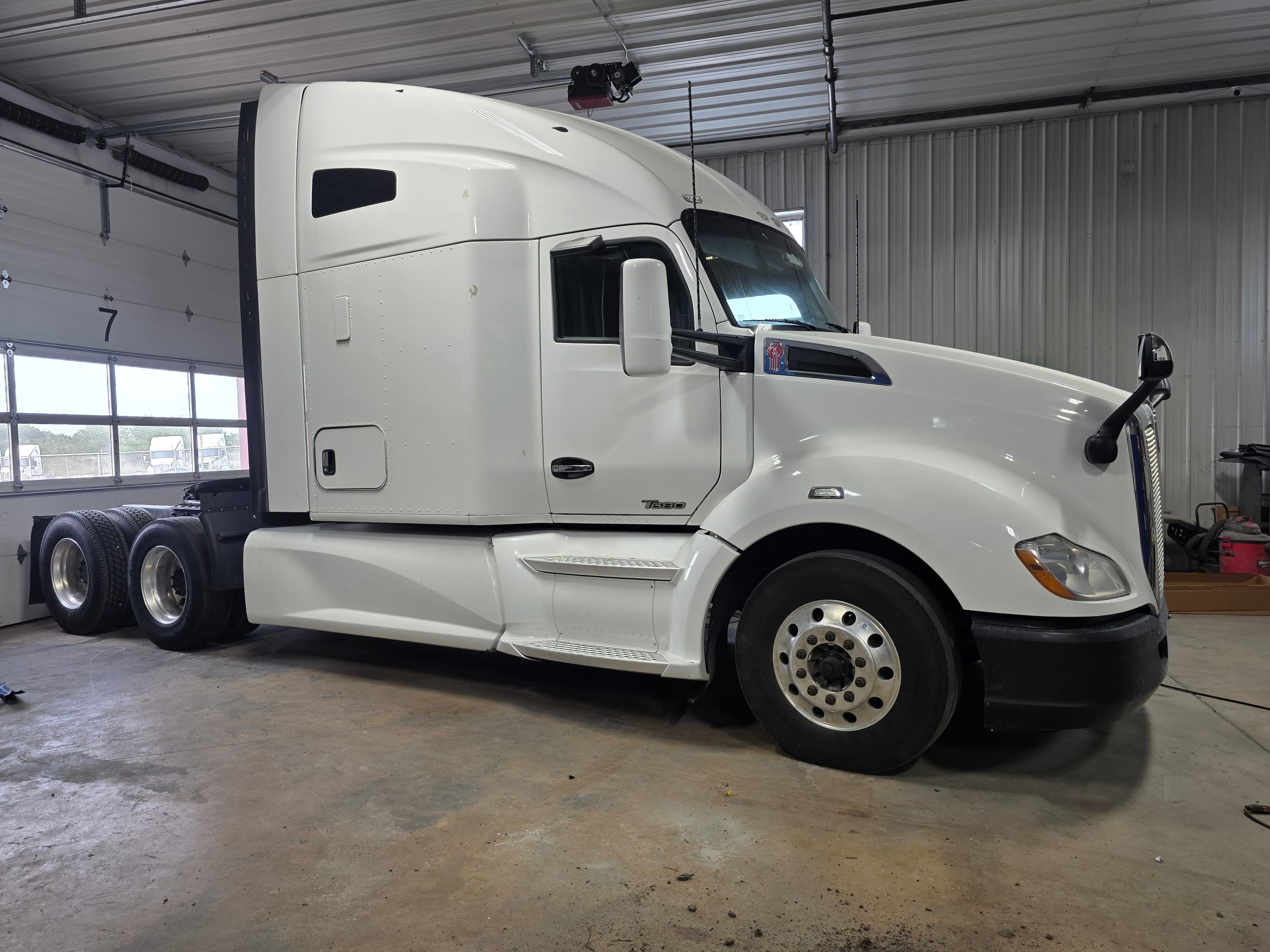 2018 Kenworth T680 image 2