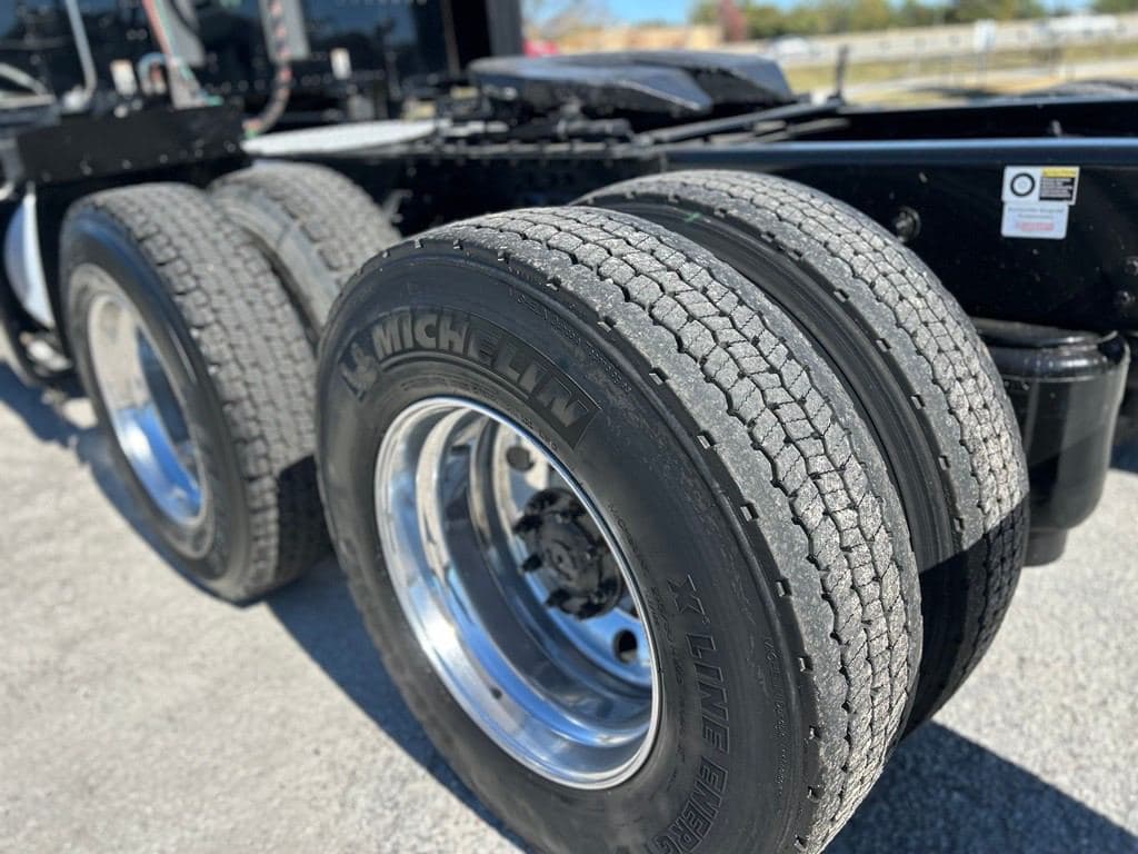 2021 Kenworth T680 image 11