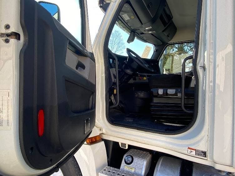 2019 Freightliner Cascadia 126 Day Cab Truck - 435HP, 12 Speed Automatic image 9
