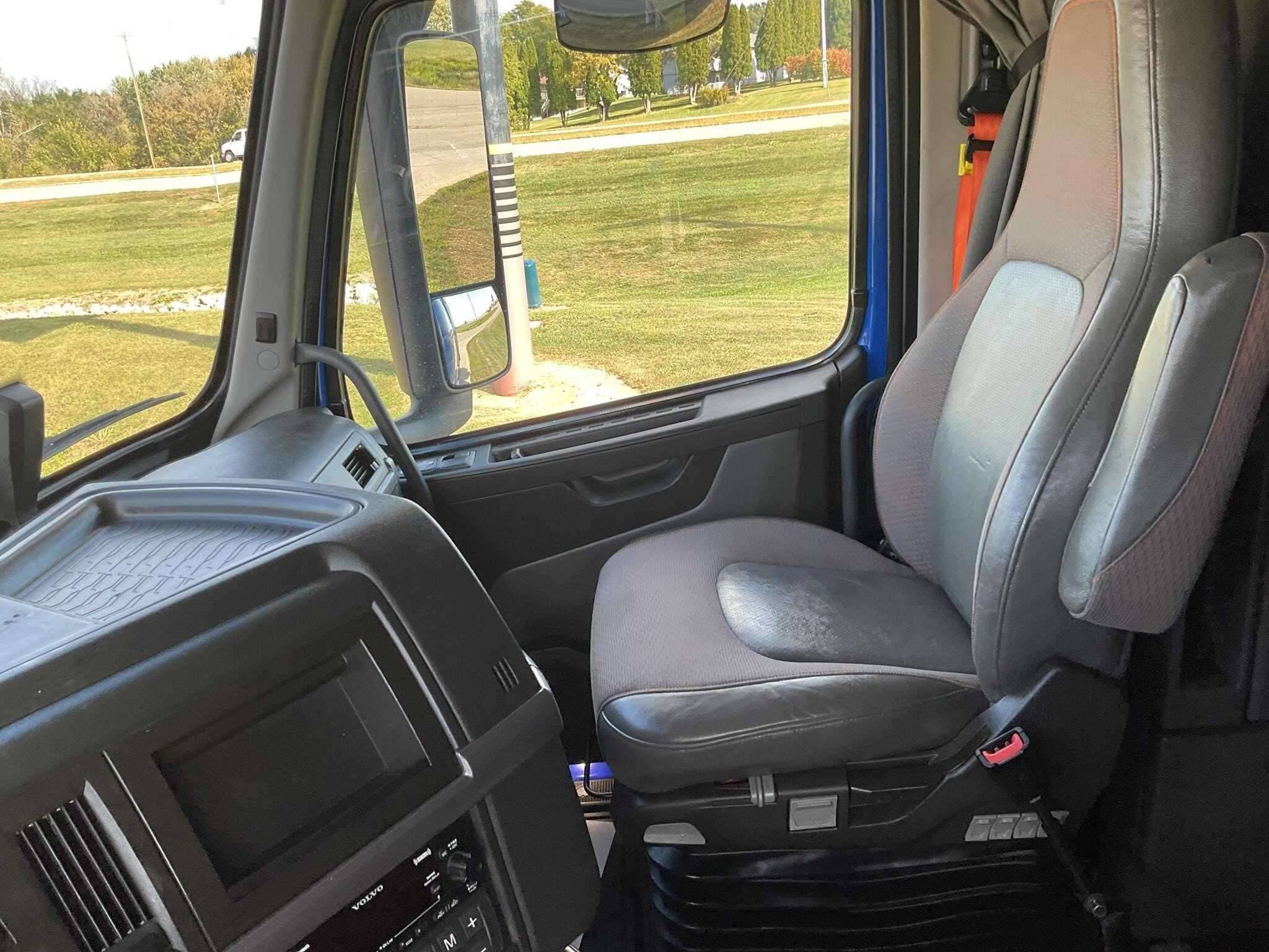 2022 Volvo VNL image 5
