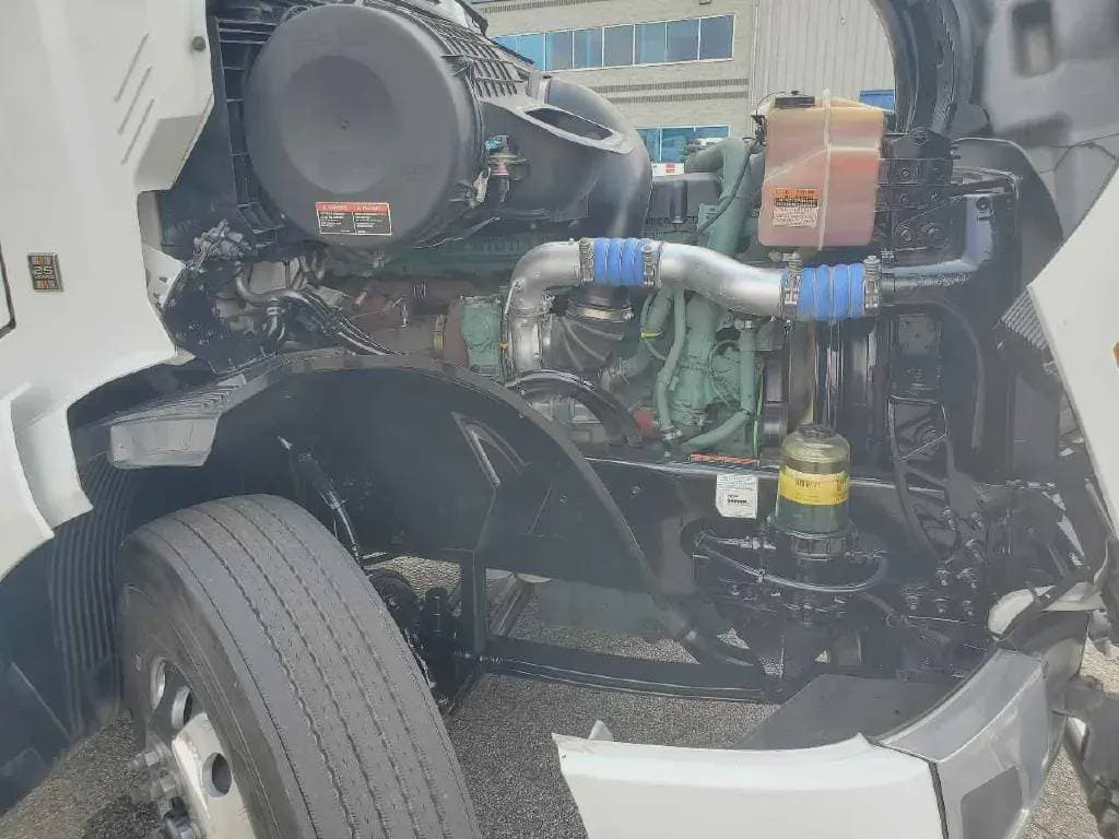 2022 Volvo VNL image 5