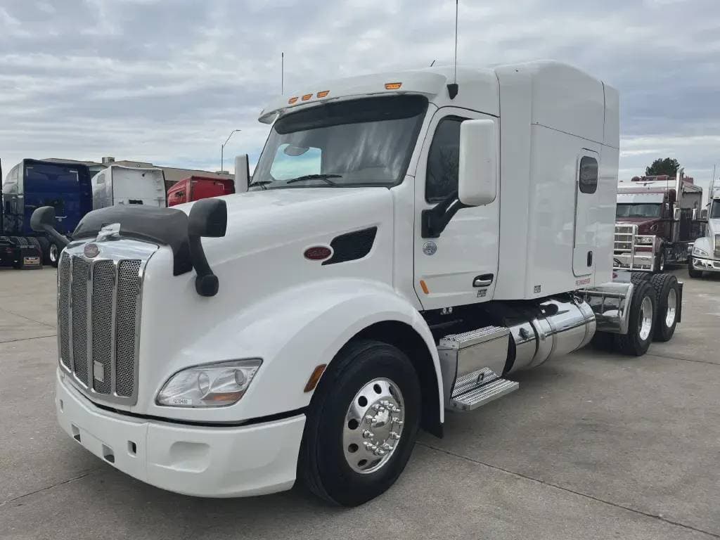 2022 Peterbilt 579 image 1