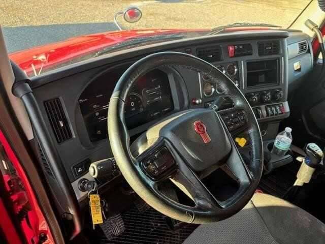 2022 Kenworth T880 image 10