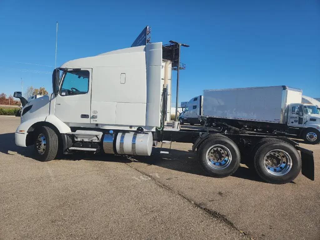 2022 Volvo VNR image 3