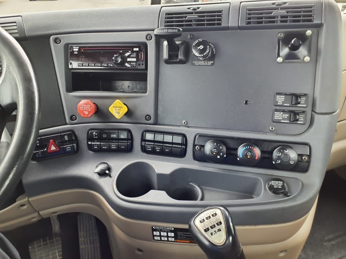 Used 2019 FREIGHTLINER Conventional - Day Cab - CASCADIA 125 For Sale image 9