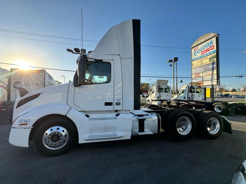 2020 Volvo VNL image 4