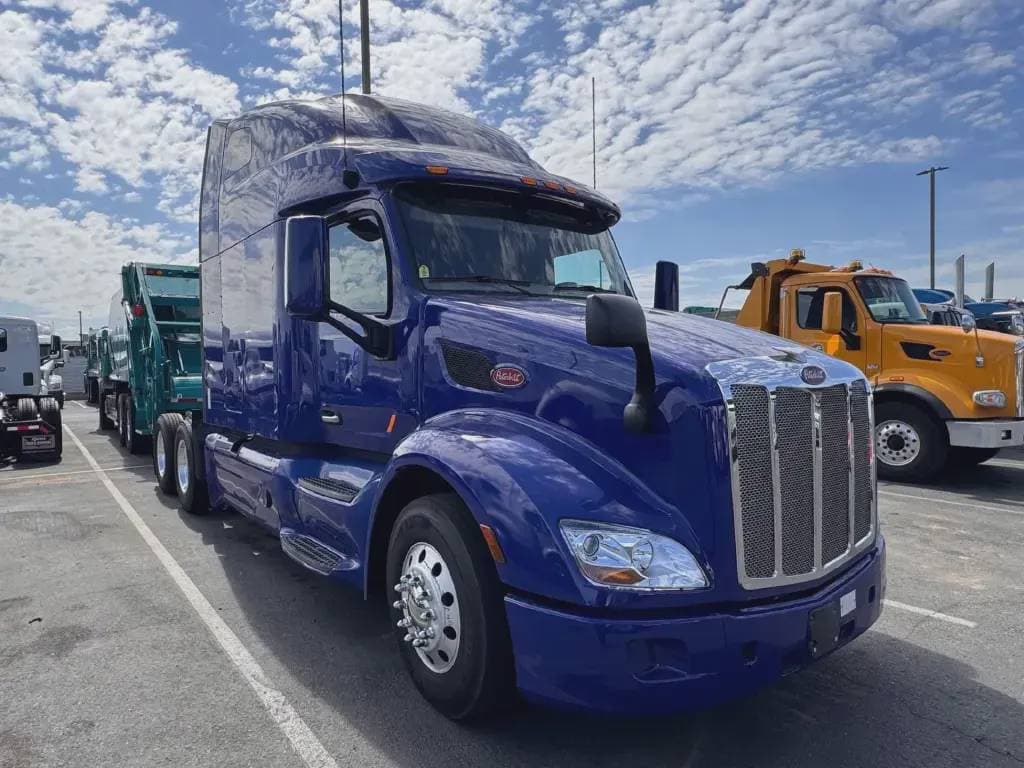 2022 Peterbilt 579 image 2