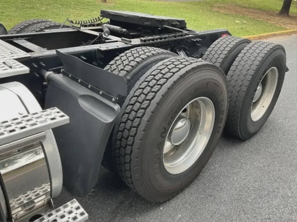 2022 Volvo VNL image 7