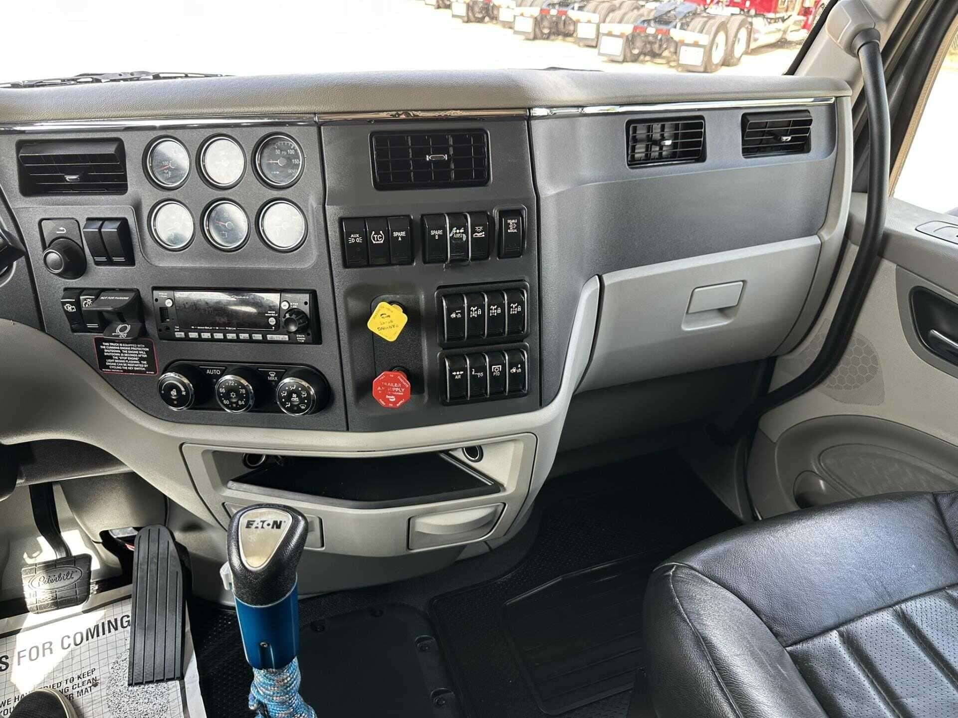 2021 Peterbilt 567 image 14