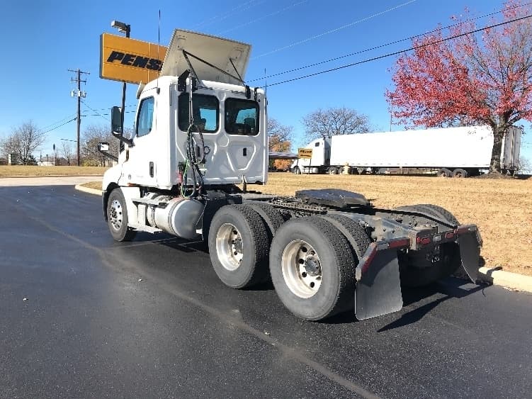Used 2020 FREIGHTLINER Conventional - Day Cab, Tractor - CASCADIA 126 For Sale image 4