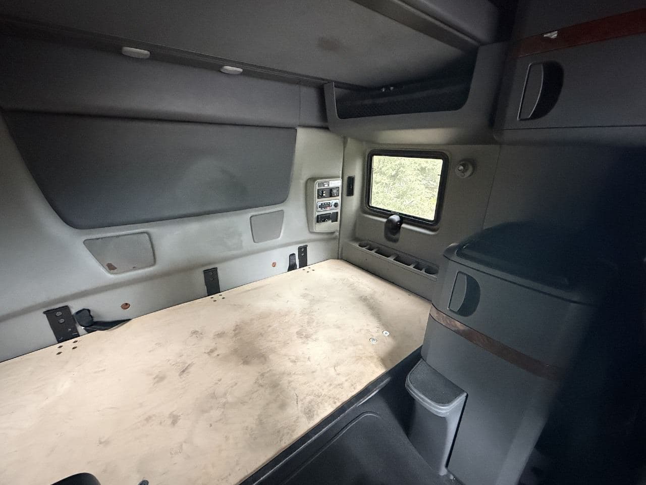2022 International LT625 image 26