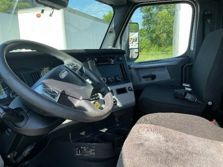 2021 Freightliner Cascadia image 10