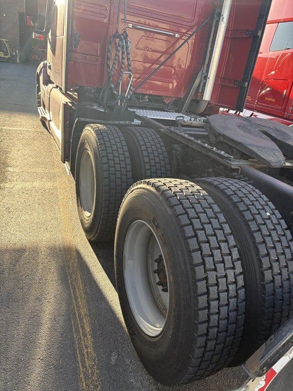 2023 Volvo VNL64T760 image 6