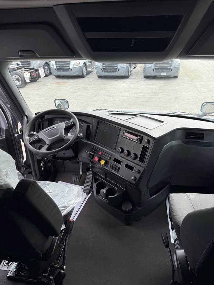 2024 Freightliner Cascadia image 7
