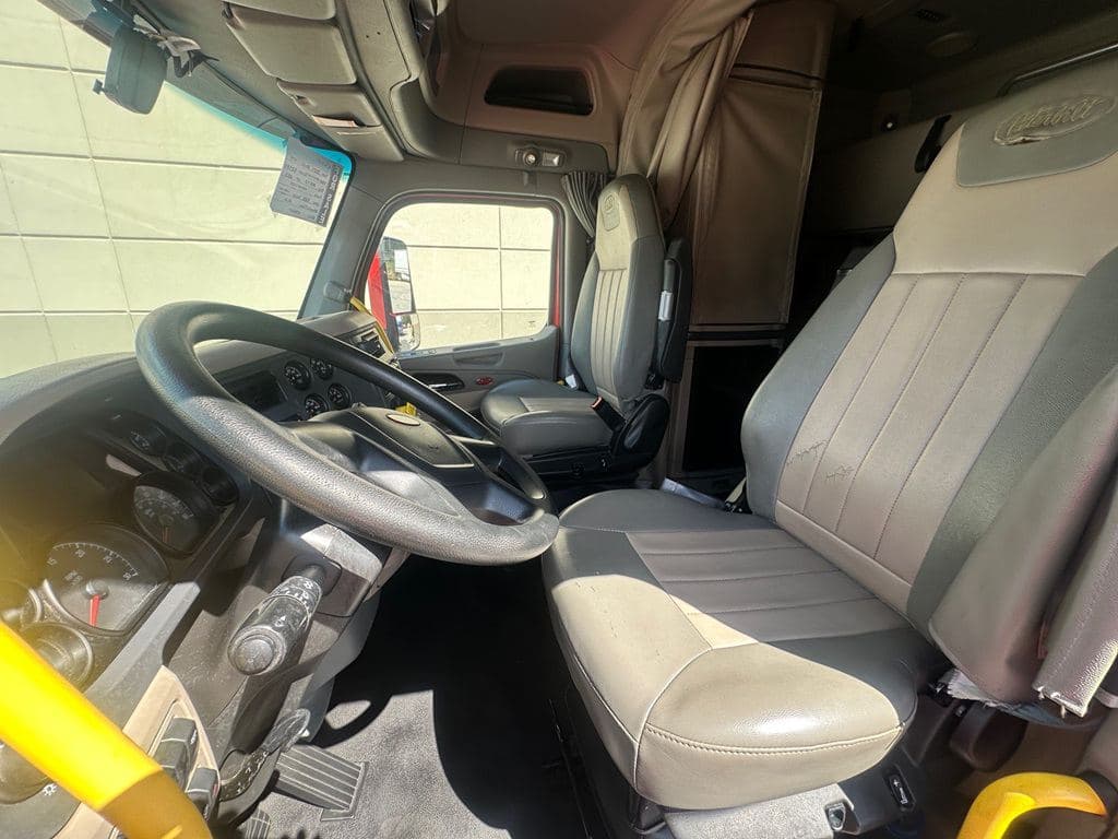 Used 2021 PETERBILT 579 image 15