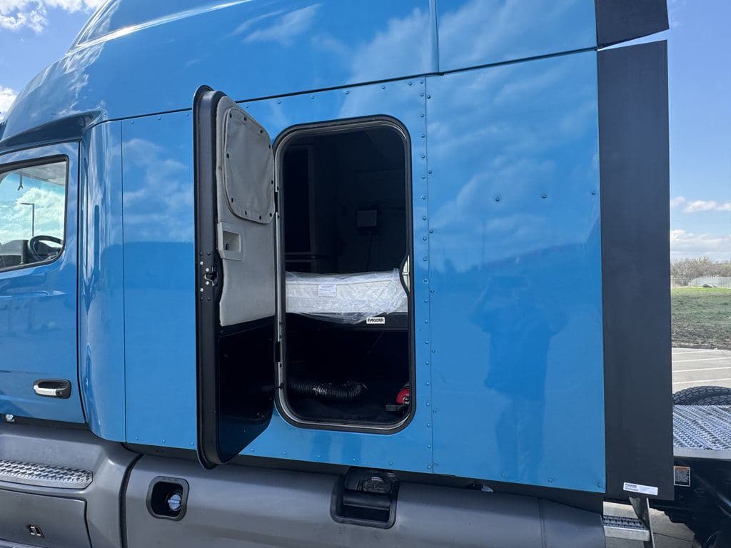 Used 2021 PETERBILT 579 image 17