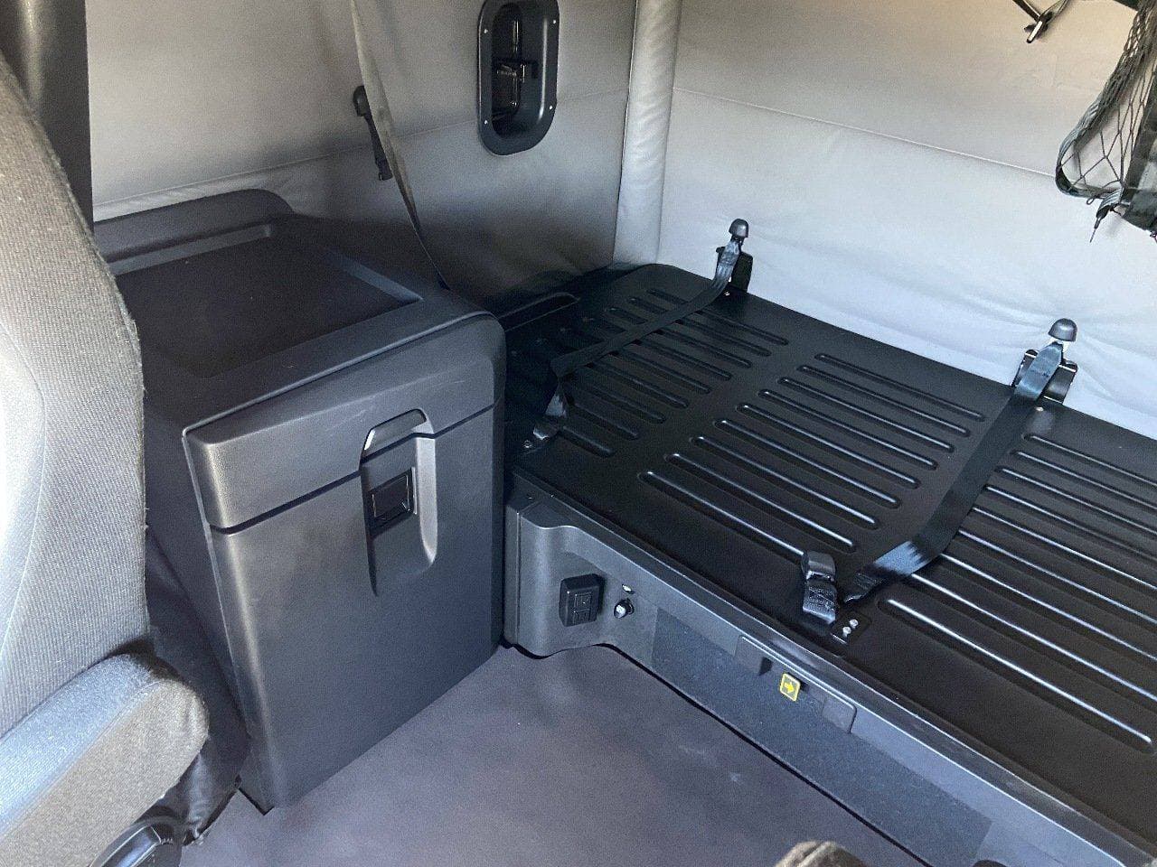 2022 FREIGHTLINER Cascadia CA126 ** Tandem Axle Sleeper image 13