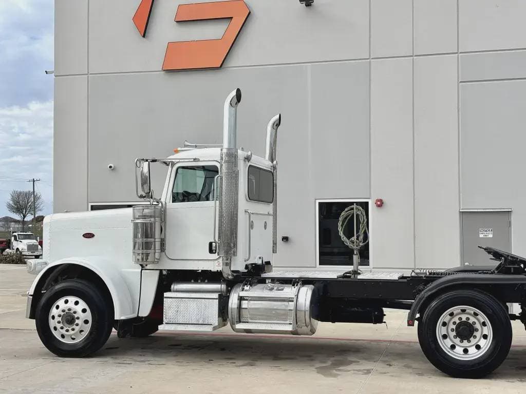 2022 Peterbilt 389 image 3