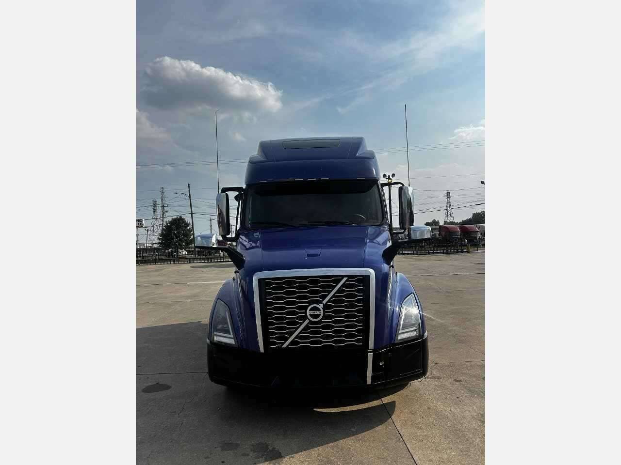 2022 Volvo VNL image 2