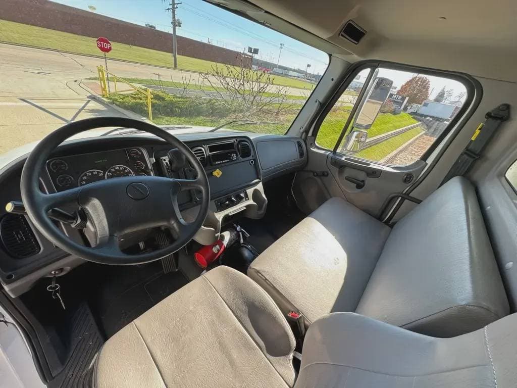 Used 2022 FREIGHTLINER Box Truck - Straight Truck, Moving Van, Expeditor-Hotshot BUSINESS CLASS M2 106 For Sale image 8
