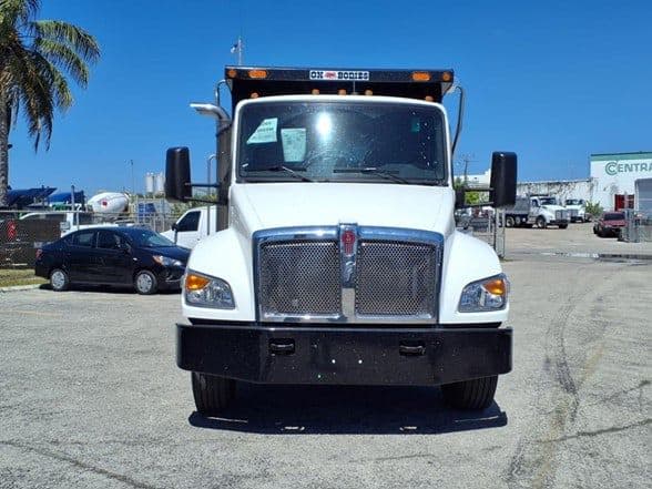 2025 Kenworth T380 image 2