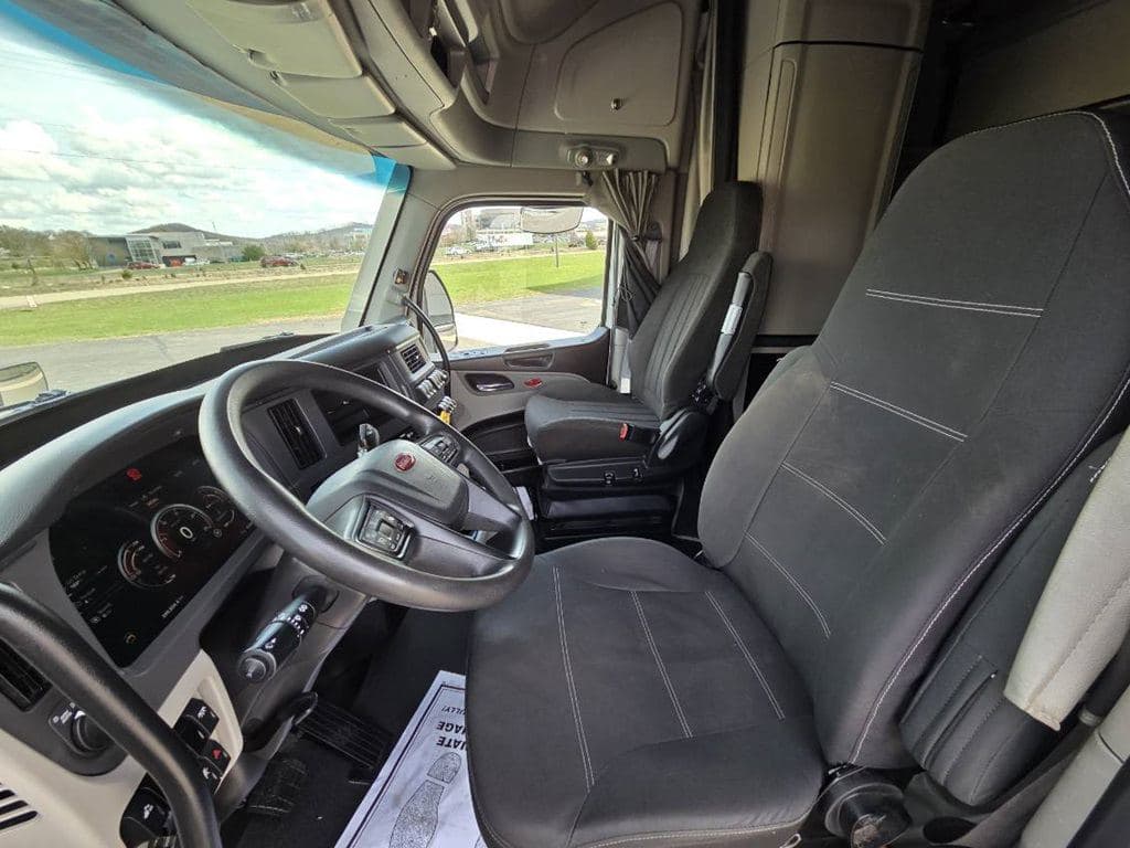 Used 2023 PETERBILT 579 image 2